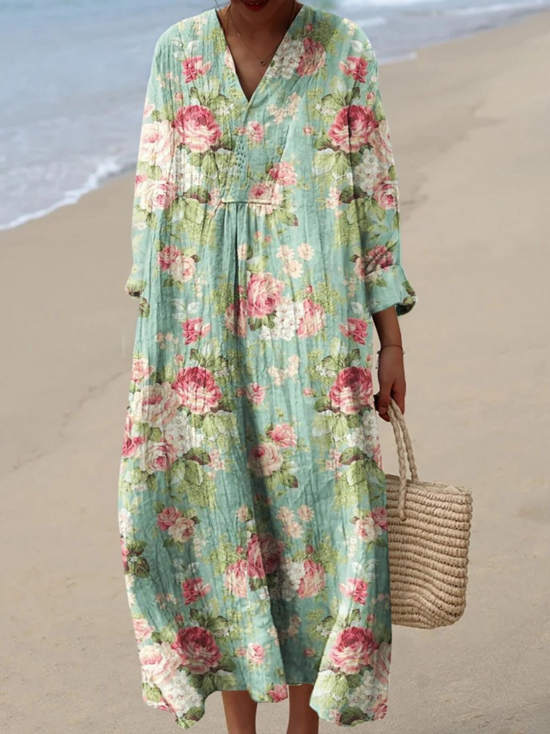 Vestido Feminino Fluido com Estampa Artística de Flores Retrô em Aquarela