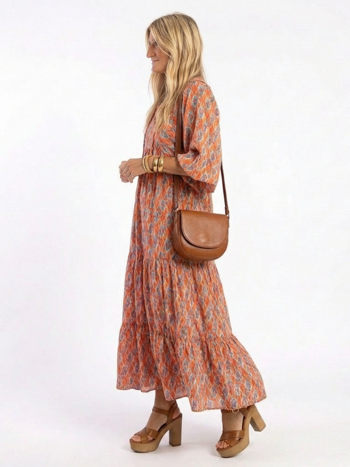 Amara | Vestido Midi com Decote V, Estampa Geométrica e Camadas