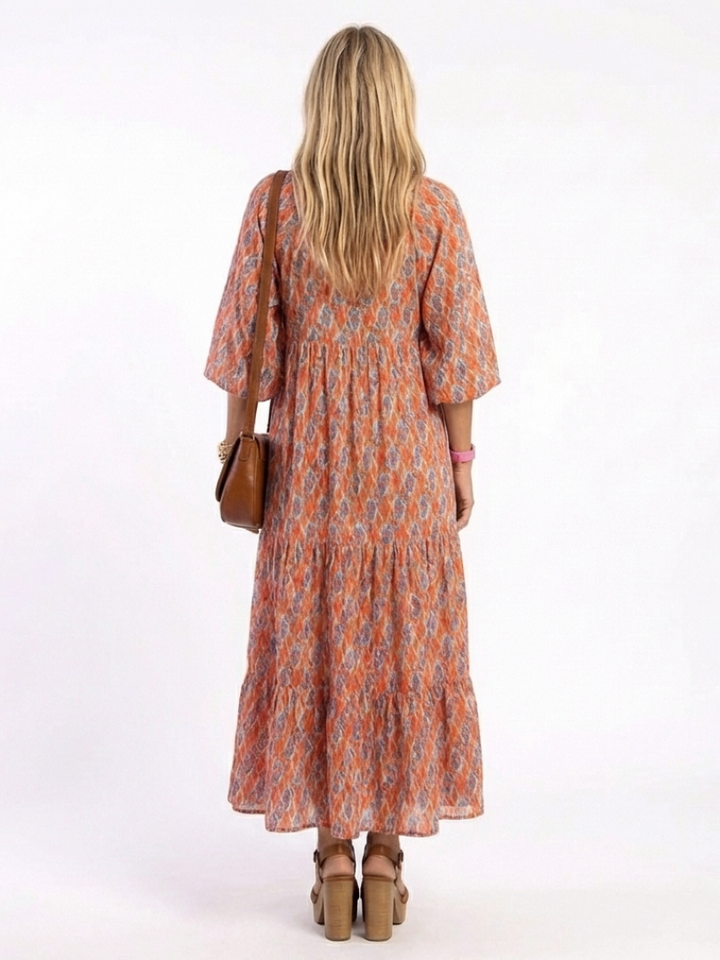 Amara | Vestido Midi com Decote V, Estampa Geométrica e Camadas