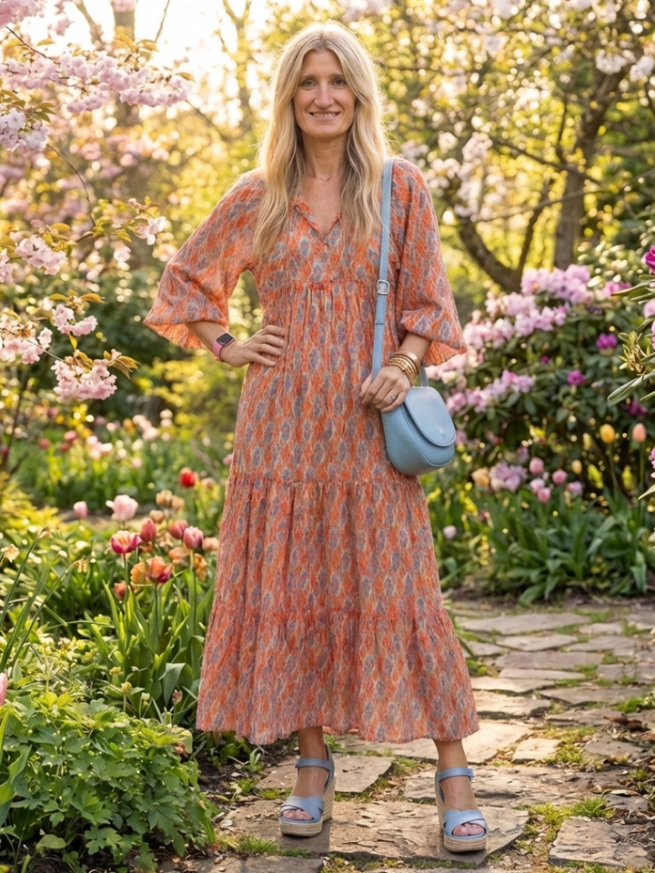 Amara | Vestido Midi com Decote V, Estampa Geométrica e Camadas