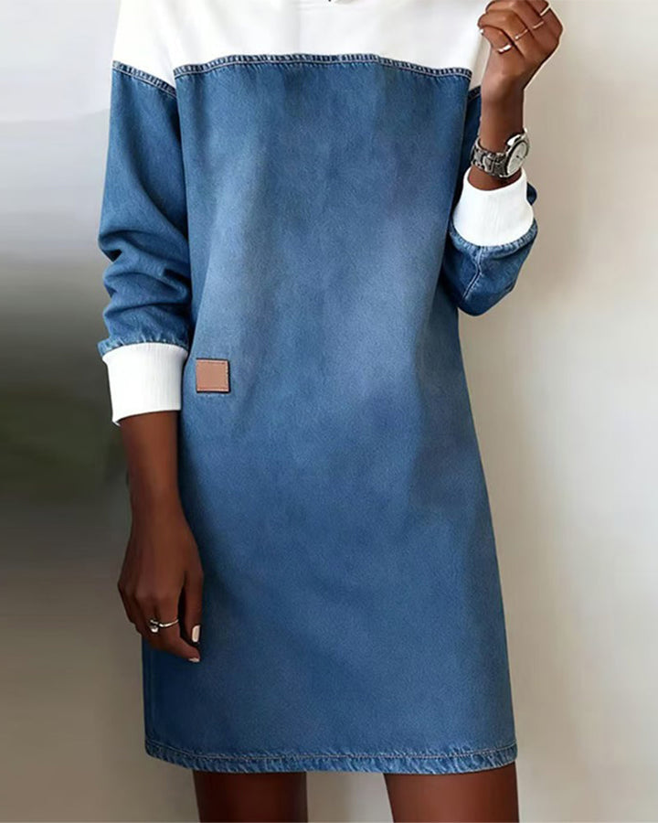 Vestido jeans patchwork com capuz e ombros caídos