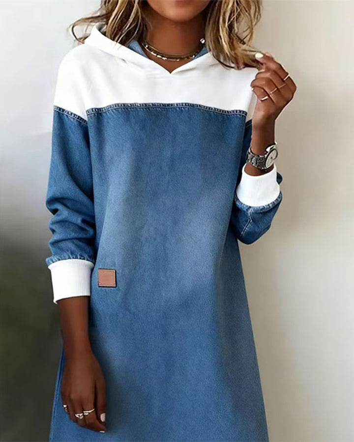 Vestido jeans patchwork com capuz e ombros caídos