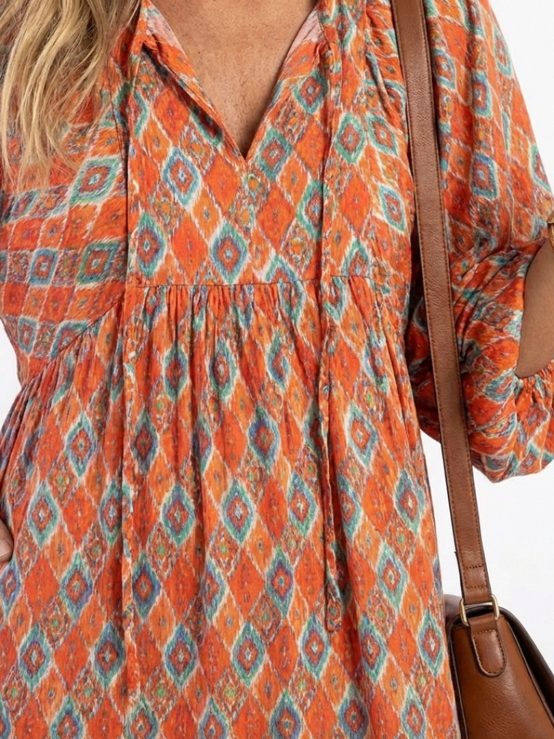 Amara | Vestido Midi com Decote V, Estampa Geométrica e Camadas