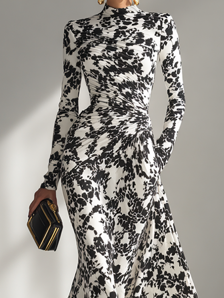 Vestido Envelope Estampado em Preto e Branco com Tecido Stretch