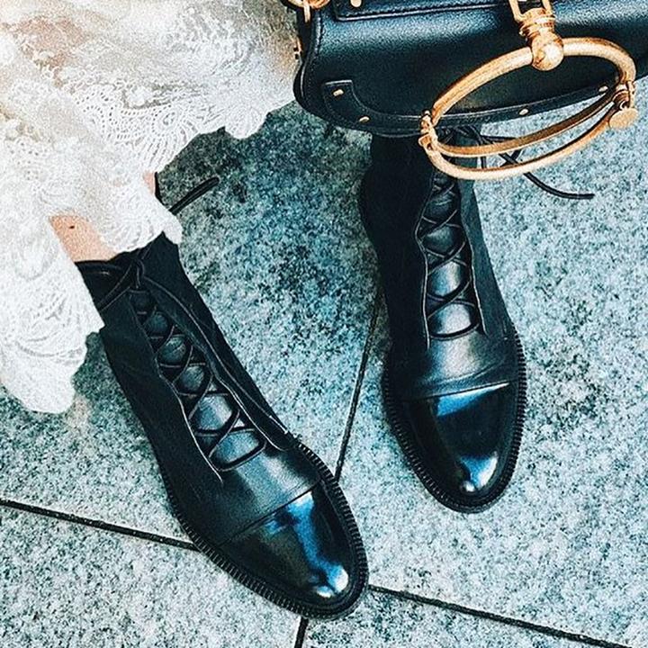 Sophia | Bota feminina de cano curto com cadarço