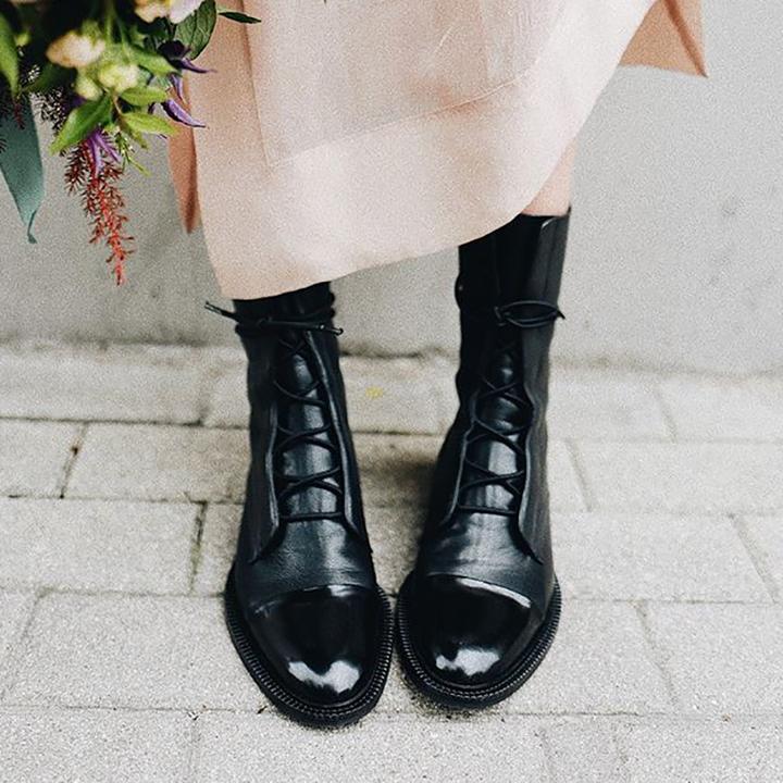 Sophia | Bota feminina de cano curto com cadarço