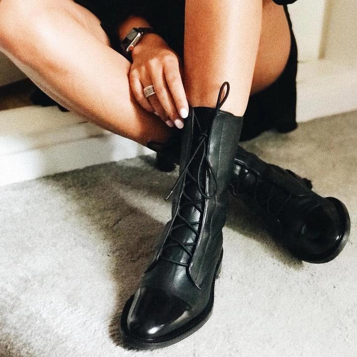 Sophia | Bota feminina de cano curto com cadarço