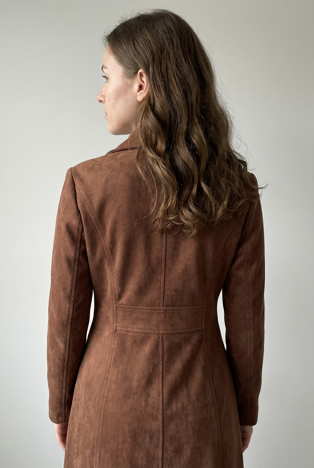 Teresa – Trench Coat Icônico e Atemporal com Silhueta que Valoriza a Figura