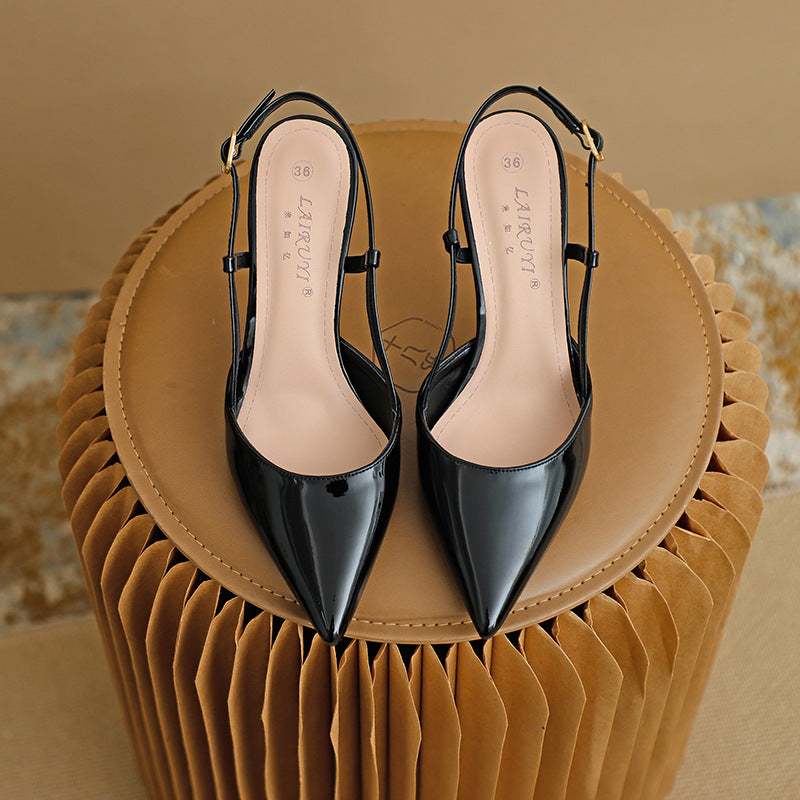 ZURI - Scarpin Elegante de Bico Fino com Alça Ajustável e Salto Stiletto