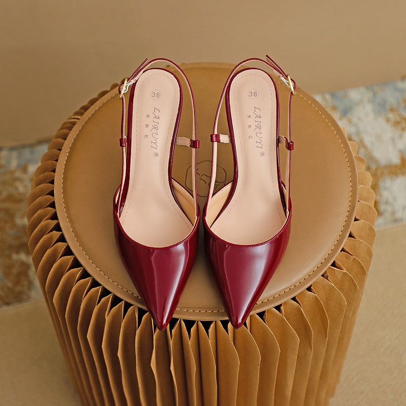 ZURI - Scarpin Elegante de Bico Fino com Alça Ajustável e Salto Stiletto