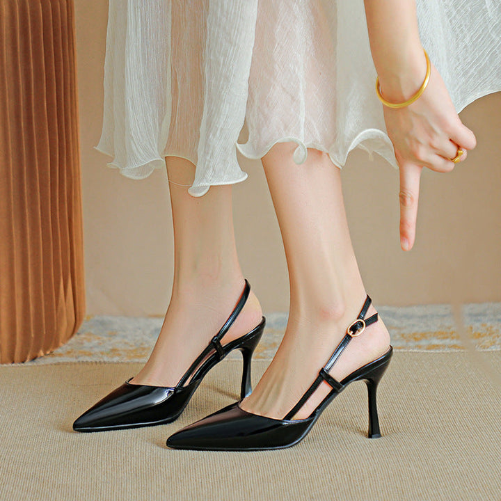 ZURI - Scarpin Elegante de Bico Fino com Alça Ajustável e Salto Stiletto