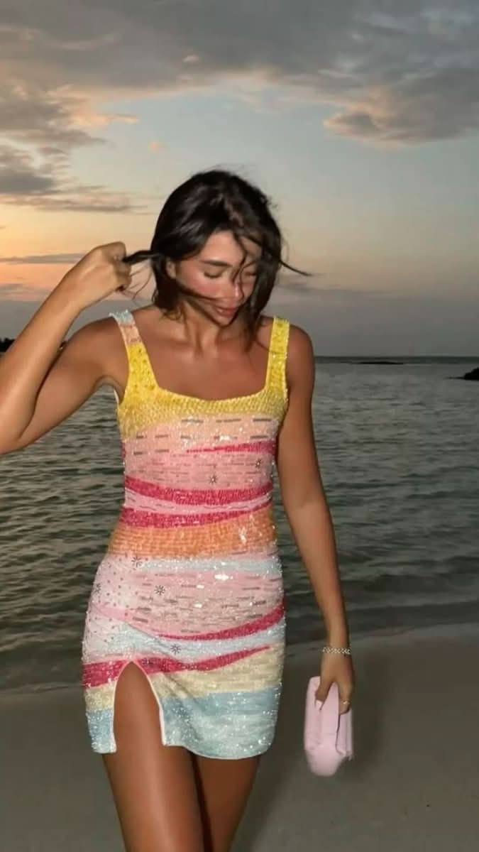 Sabrina | Vestido Curto com Decote Quadrado e Cores Vibrantes